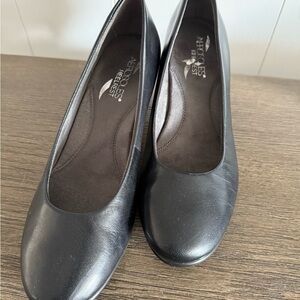 AEROSOLES Women's Classic Black Heels